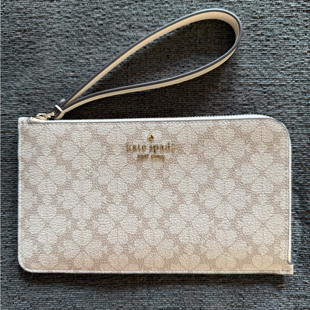 Kate Spade Lucy Spade Flower Medium L-Zip Wristlet
